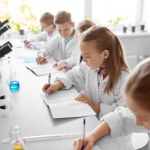 Jak pokonać szkolny lęk przed chemią? Nowe metody edukacyjne 