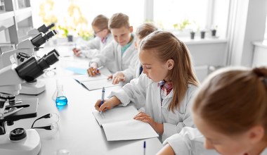 Jak pokonać szkolny lęk przed chemią? Nowe metody edukacyjne 