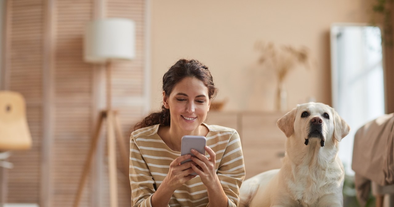 Jak połączyć telefon z telewizorem? Obraz z telefonu na telewizor można przenieść przez WiFi. /123rf.com /123RF/PICSEL