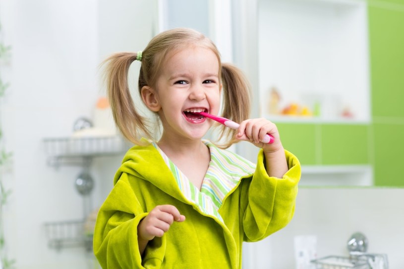 Jak pomóc dzieciom dbać o zęby? /123RF/PICSEL