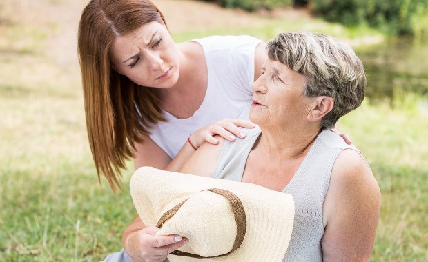 Jak pomóc osobie, która zemdleje w czasie upału?