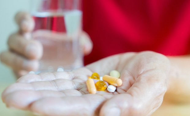 Jak popijać leki? Ekspert ostrzega przed groźnymi napojami