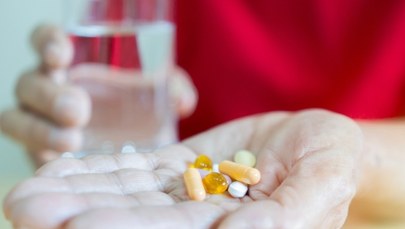 Jak popijać leki? Ekspert ostrzega przed groźnymi napojami