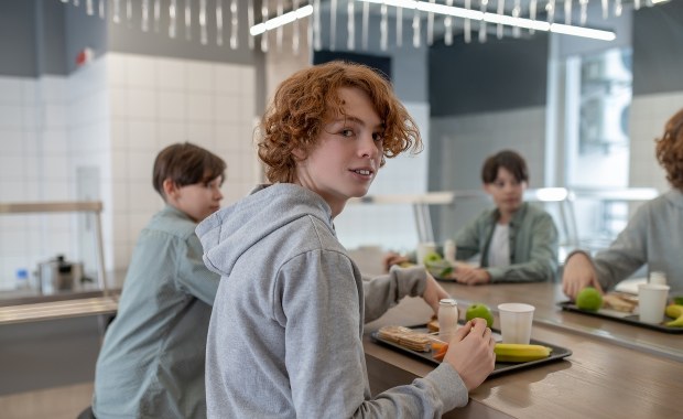 Jak poprawić jakość szkolnych posiłków? Naukowcy SUM opracowali podręcznik