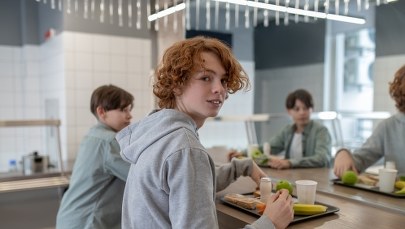 Jak poprawić jakość szkolnych posiłków? Naukowcy SUM opracowali podręcznik