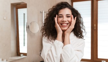 Jak poprawić owal twarzy i zmniejszyć zmarszczki mimiczne? Masaż łyżkami przychodzi z pomocą