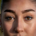 Jak poprawnie regulować brwi, żeby nie zniszczyć ich kształtu? Stylizacja w domu krok po kroku