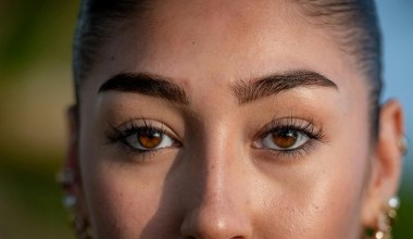 Jak poprawnie regulować brwi, żeby nie zniszczyć ich kształtu? Stylizacja w domu krok po kroku