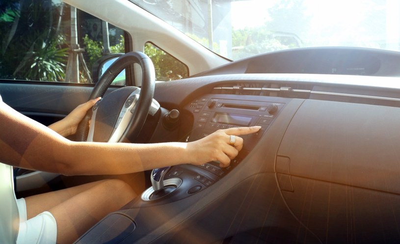 Jak poradzić sobie w czasie upałów w samochodzie bez klimatyzacji? /123RF/PICSEL