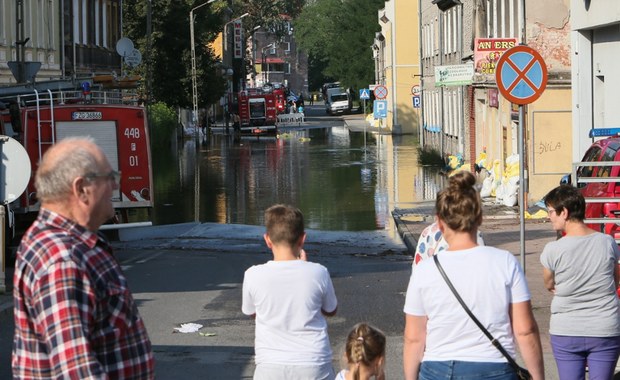 Jak poradzić sobie z traumą po powodzi? Rozmowa z psychoterapeutką 