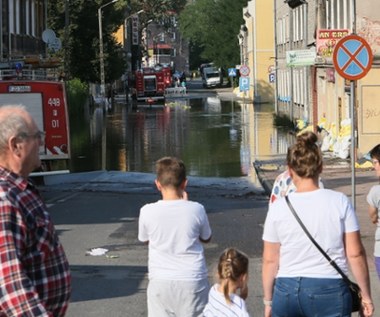 Jak poradzić sobie z traumą po powodzi? Rozmowa z psychoterapeutką 