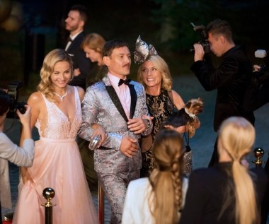 "Jak poślubić milionera" to komedia romantyczna opowiadająca historię Alicji (Małgorzata Socha), dziewczyny, która przypadkiem trafia na kurs prowadzony przez autorkę bestsellerowych poradników - Sonię (Małgorzata Foremniak). Sonia wychodzi z założenia, że "w życiu lepiej płakać w Mercedesie niż w PKS-ie" i zdradza uczestnikom kursu sprawdzone metody uwodzenia, które zadziałają nawet na najbardziej oporne przypadki.