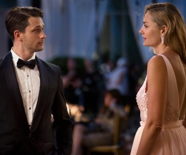 "Jak poślubić milionera" to komediowy poradnik dla wszystkich, którzy marzą o szczęśliwych związkach. Główni bohaterowie filmu zamiast czekać, aż ślepy los ześle im upragnioną miłość, biorą sprawy w swoje ręce i zapisują się na kurs gwarantujący znalezienie  drugiej połówki.