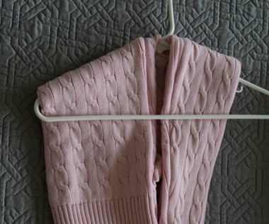 Jak powiesić sweter na wieszaku?