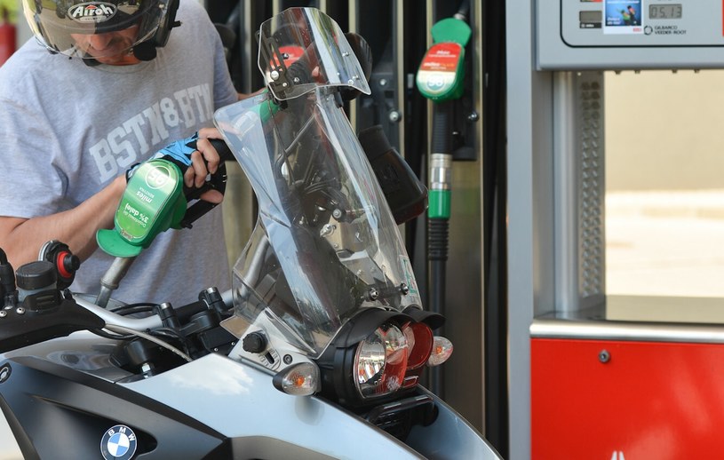 Jak powinno wyglądać prawidłowe tankowanie motocykla? /Adam Staśkiewicz /East News
