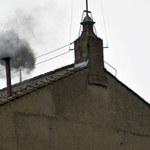Jak powstaje czarny i biały dym na konklawe? Tajemnica Watykanu