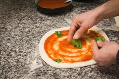 Jak powstaje pyszna włoska pizza?