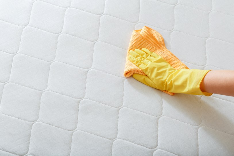 Jak pozbyć się nieprzyjemnego zapachu z łóżka? Pomoże niezawodny patent seniorki /123RF/PICSEL