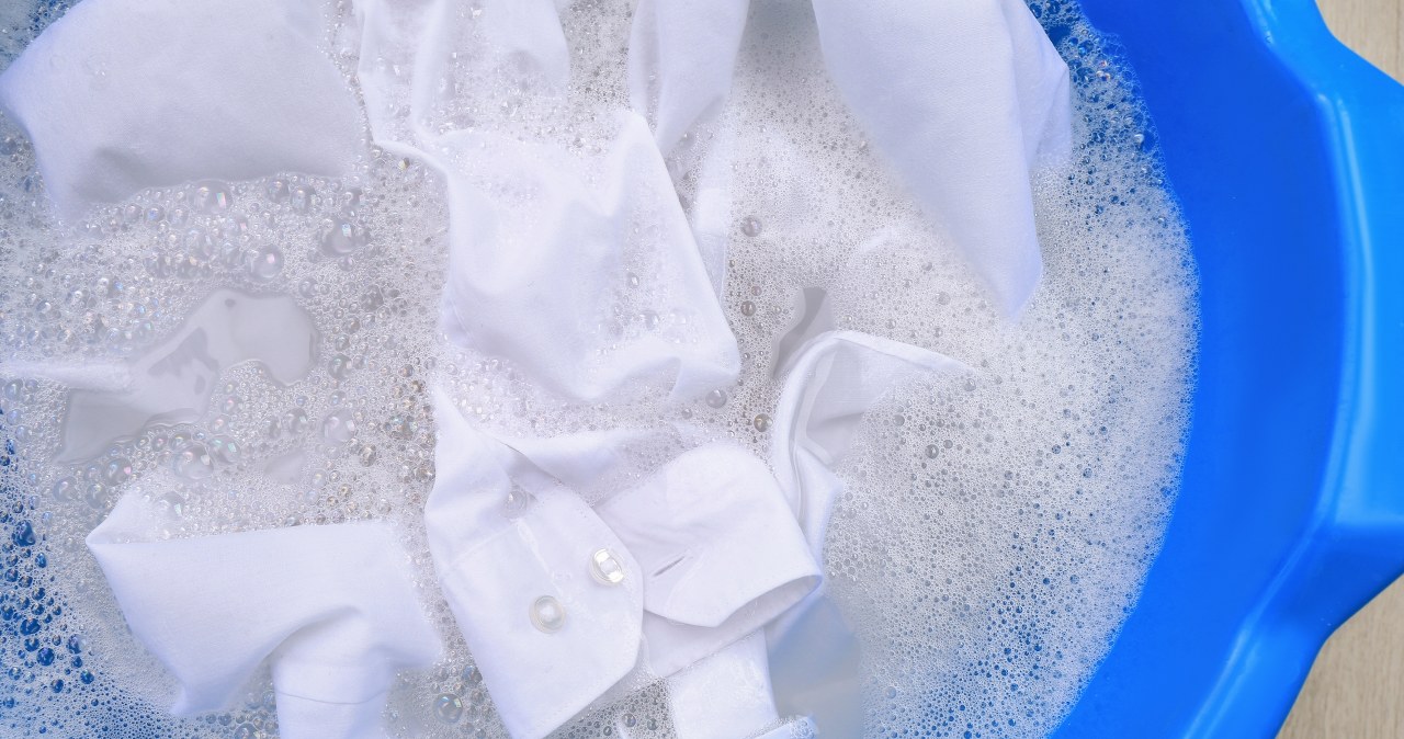 Jak pozbyć się plam po barszczu czerwonym? /Pixel