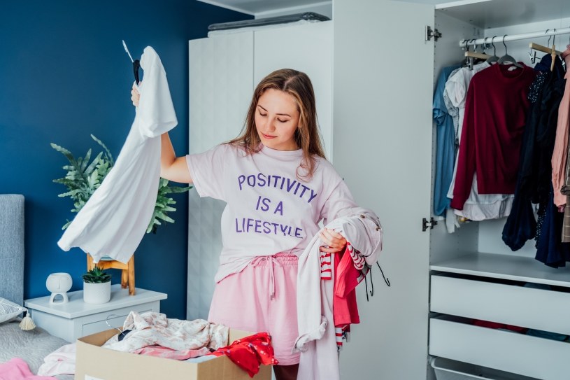 Jak pozbyć się starych ubrań? Nie wyrzucaj ich do kosza, możesz dać im drugie życie