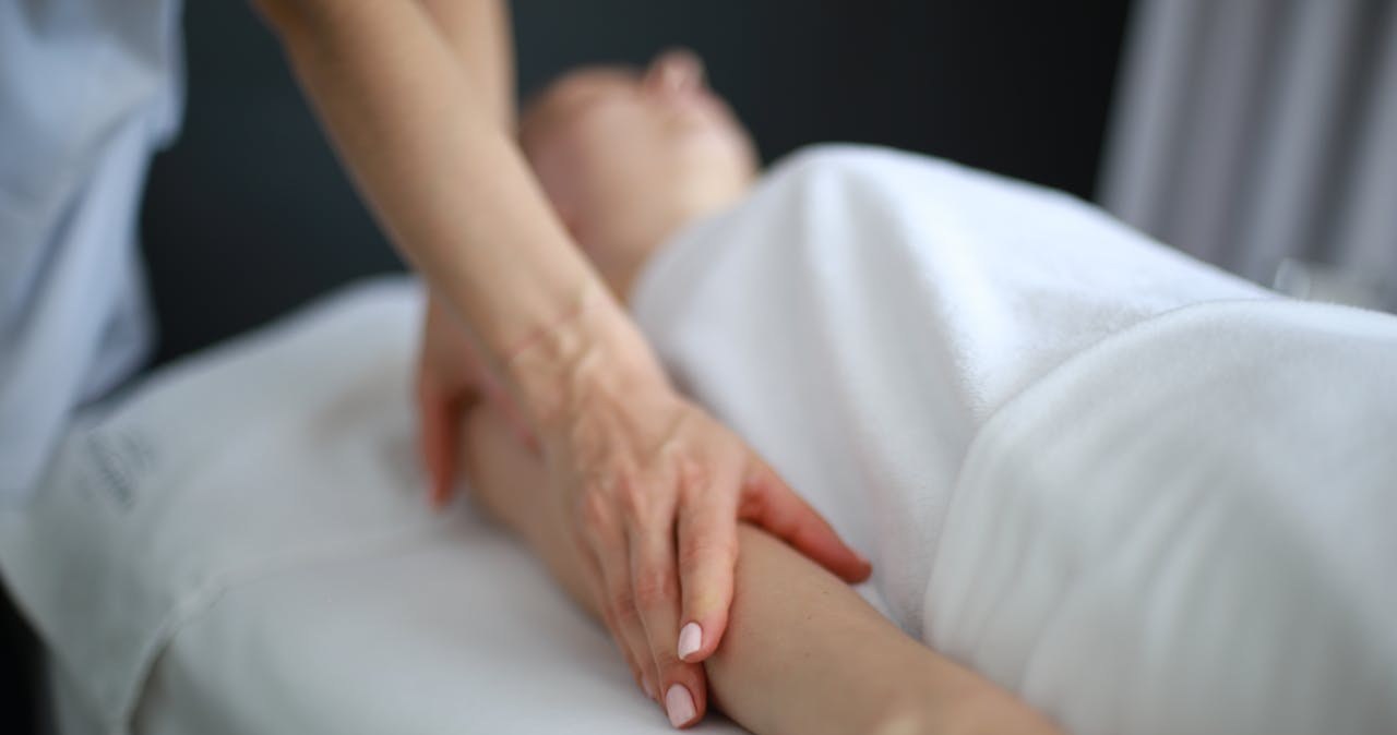 Jak pozbyć się wiotkiej skóry na ramionach? /Anastasia Ilina-Makarova /pexels.com