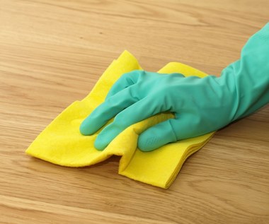 Jak pozbyć się zabrudzeń z podłogi?
