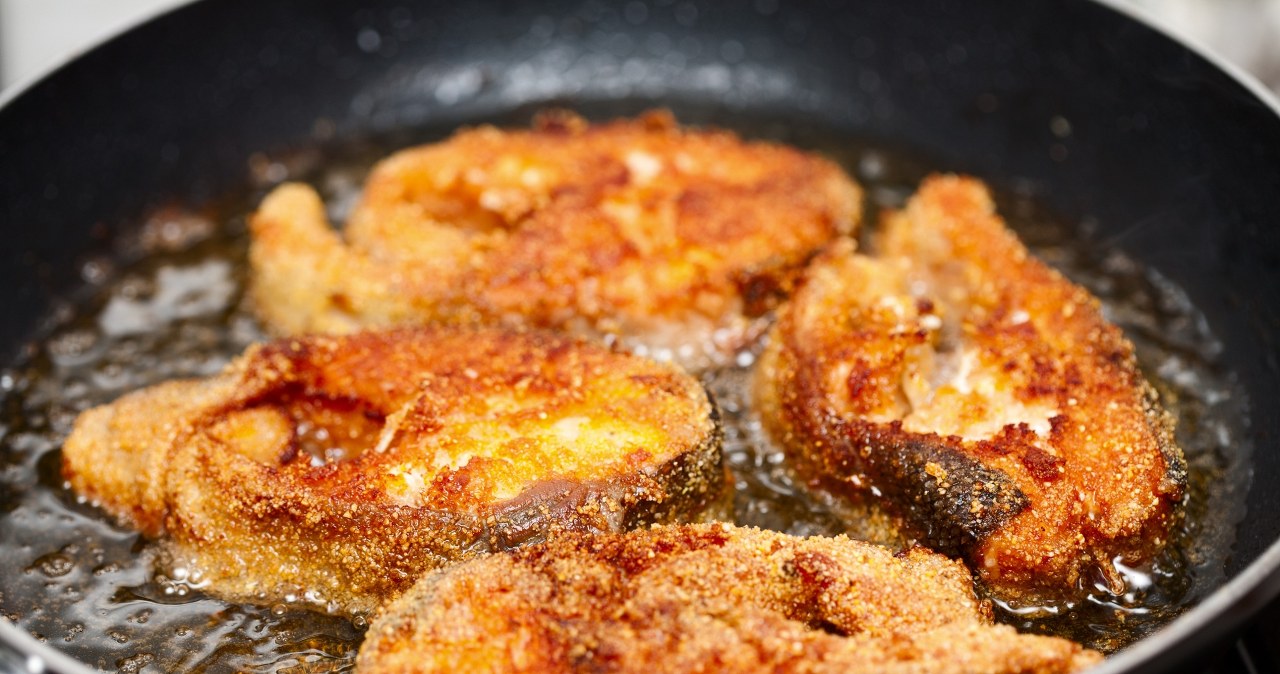 Jak pozbyć się zapachu smażonej ryby? Warto wypróbować te sposoby. /xalanx /123RF/PICSEL