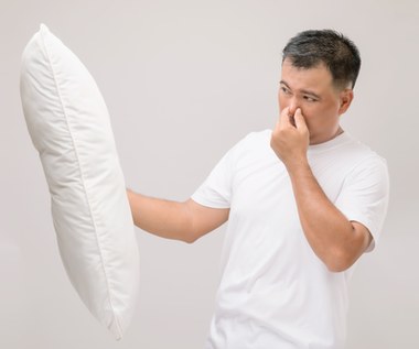 Jak pozbyć się żółtych plam z poduszki? Wypróbuj popularną metodę prania