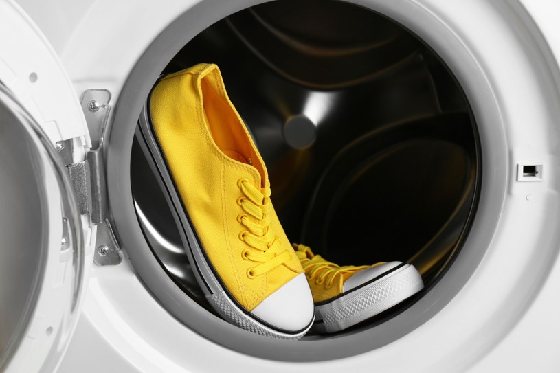 Jak prać buty w pralce, żeby ich nie zniszczyć? Wypróbuj sprawdzone sposoby /Pixel