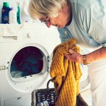 Jak prać swetry, aby były miękkie i puszyste? O tym nigdy nie zapominaj 