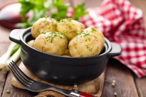 Jak prawidłowo gotować młode ziemniaki?