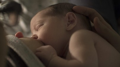 Jak prawidłowo karmić piersią? Nauczy tego NFZ