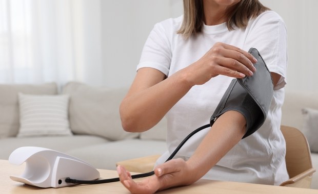 Jak prawidłowo mierzyć ciśnienie? Podpowiedzi specjalistów