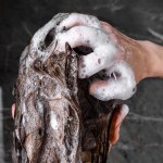 Jak prawidłowo nakładać szampon na włosy? Fryzjer wyjaśnia