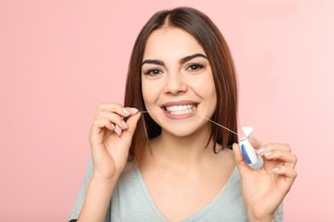 Jak prawidłowo używać nici dentystycznej?