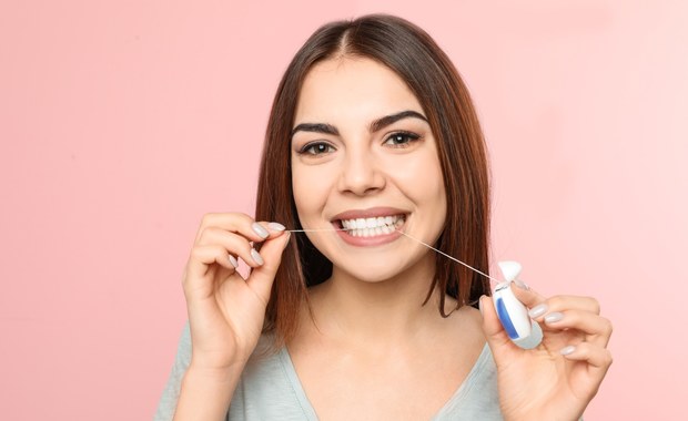 Jak prawidłowo używać nici dentystycznej?