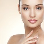 Jak prawidłowo według zaleceń dermatologów dbać o skórę?