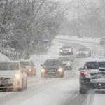 Jak prowadzić auto w trudnych warunkach? Obowiązkowe zasady