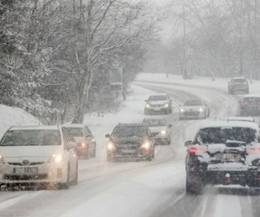 Jak prowadzić auto w trudnych warunkach? Obowiązkowe zasady