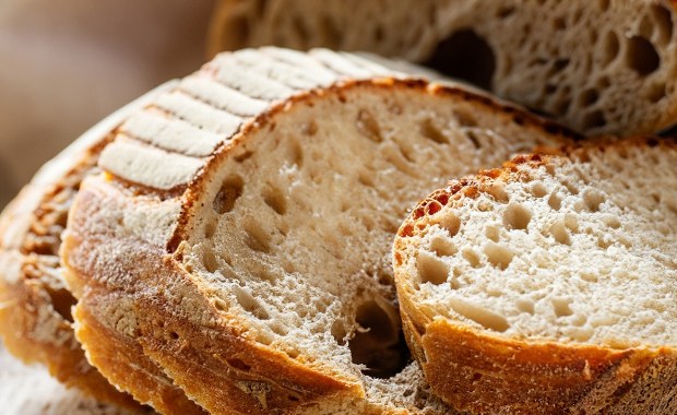 Jak przechowywać chleb, by był zdrowszy? Naukowcy potwierdzają skuteczność tej metody