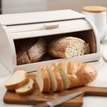 Jak przechowywać chleb, żeby nie pleśniał? Zapomnij o foliowych torebkach 
