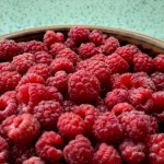 przechowywanie żywności Jak przechowywać maliny, żeby nie pleśniały i nie robiły się miękkie? Sposoby na delikatne owoce