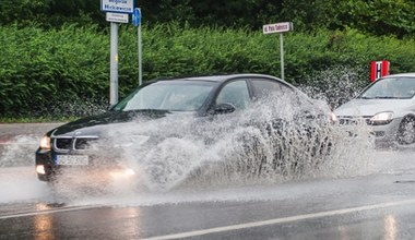 Jak przejechać autem przez głęboką kałużę? Dwa groźne zjawiska