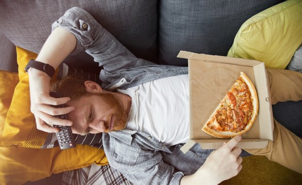 Jak przestać "zajadać smutek"? Psychodietetyk poleca 3 techniki