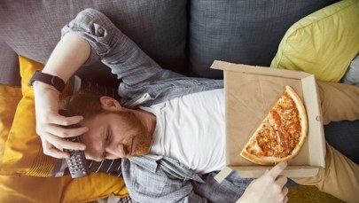 Jak przestać "zajadać smutek"? Psychodietetyk poleca 3 techniki