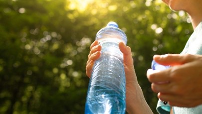 Jak przetrwać upały? Sprawdzone sposoby na chłód w podróży, pracy i na spacerze