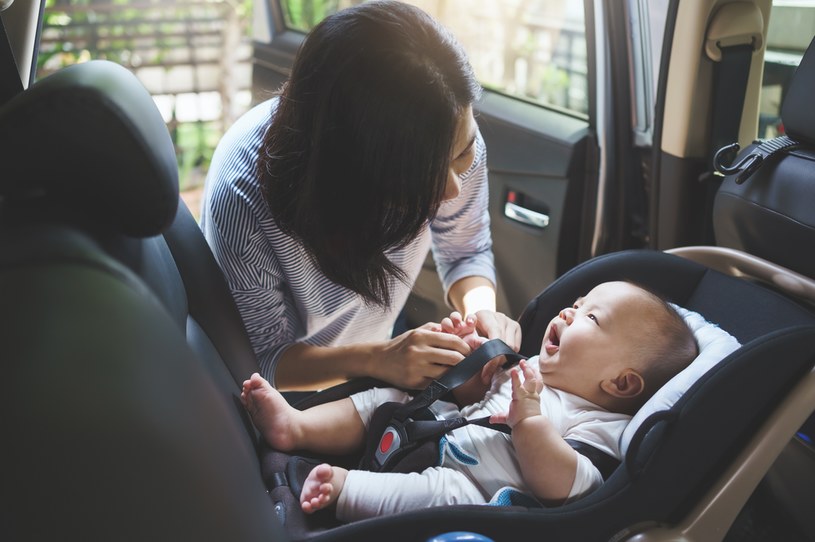 Jak przewozić dziecko w samochodzie? Do 15 miesiąca życia niemowlę powinno jeździć tyłem do kierunku jazdy /123RF/PICSEL