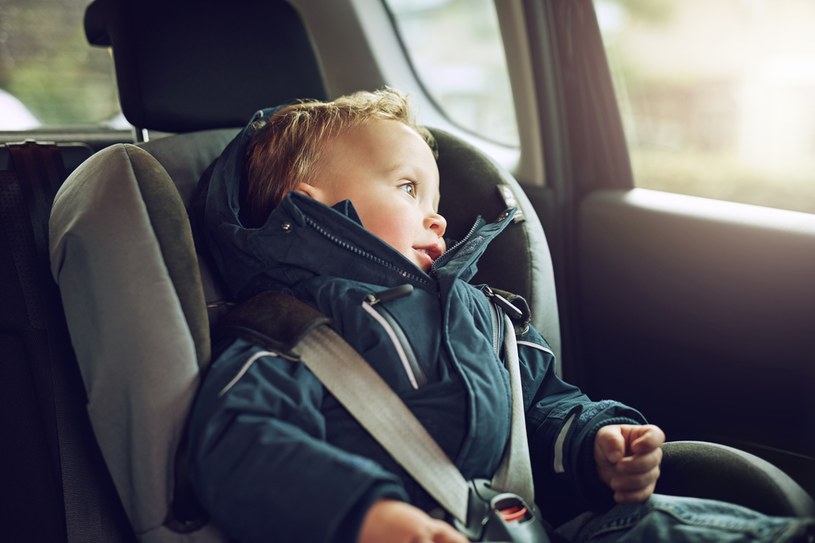 Jak przewozić dziecko w samochodzie? Fotelik, podstawka czy nosidełko? /123RF/PICSEL