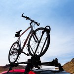 Jak przewozić rower samochodem? Bagażnik na dach, na hak i na klapę