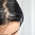 Jak przyciemnić siwe włosy? Te płukanki czynią cuda